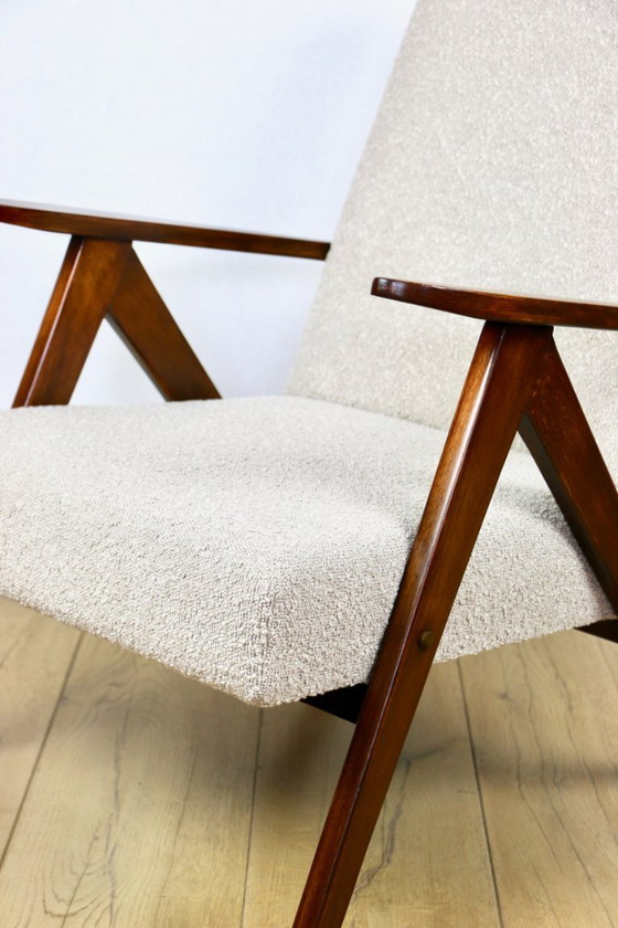 Image 1 of Poltrona vintage B-310 VAR in bouclé beige e legno scuro strutturale, anni '70 - 2 pezzi disponibili