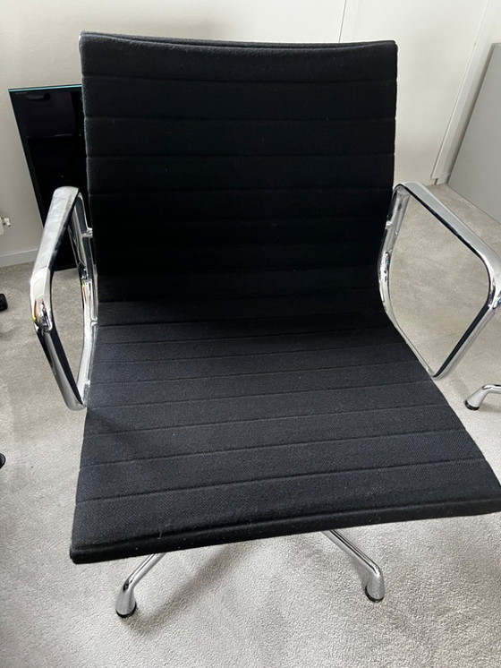 Image 1 of 2 sillas Vitra EA 107 hopsak