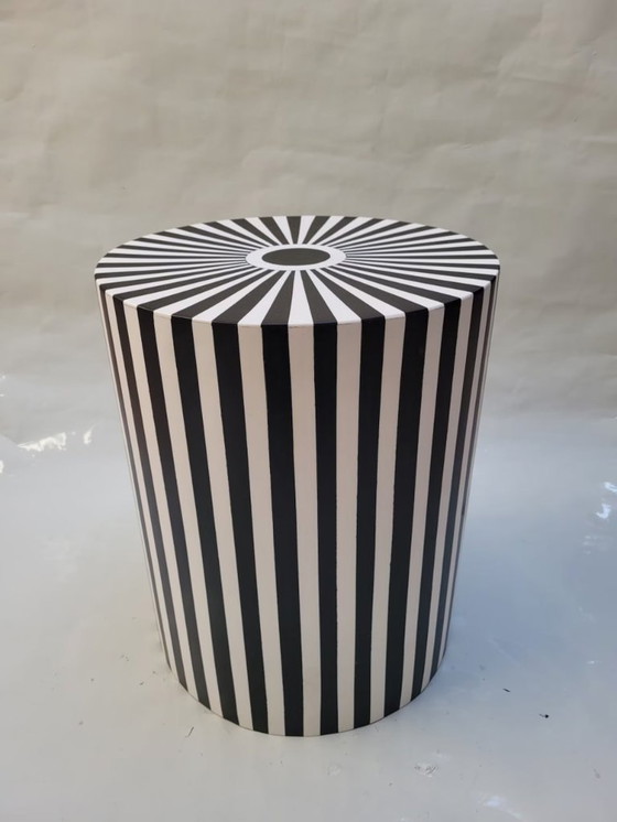 Image 1 of Tavolino in resina bianco e nero fatto a mano in Marocco – Handgemaakt in Marokko Zwart-Wit Resin Bijzettafel