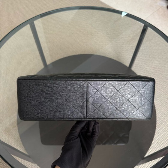 Image 1 of Chanel Classic Flap Jumbo – Caviar 30 cm, gesteppt, schwarz, silberfarbene Beschläge