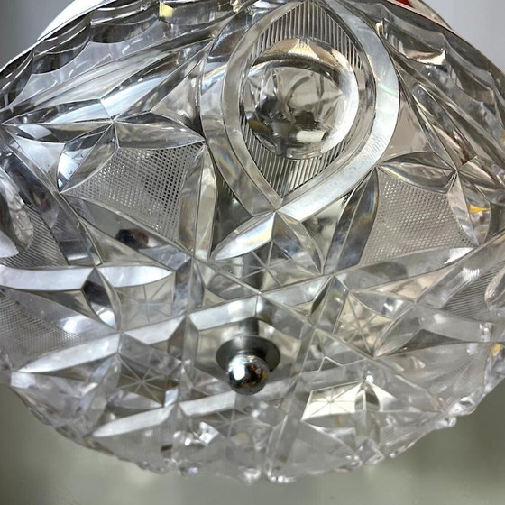 Lampada a sospensione in stile moderno italiano a forma di UFO, con vetro tagliato e cromo, anni '70. (photo 10 of 15)
