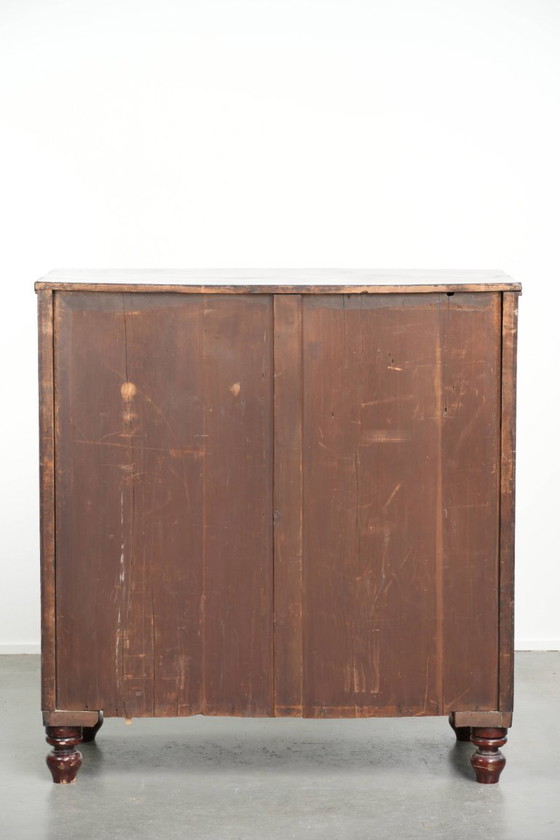 Image 1 of Grote antieke 19e eeuwse Engelse bow front ladekast/ commode met sierlijke details