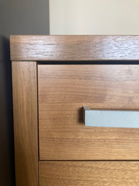 Image 1 of Commode vintage IKEA MALM à trois tiroirs, finition placage bois, poignées et pieds argentés.
