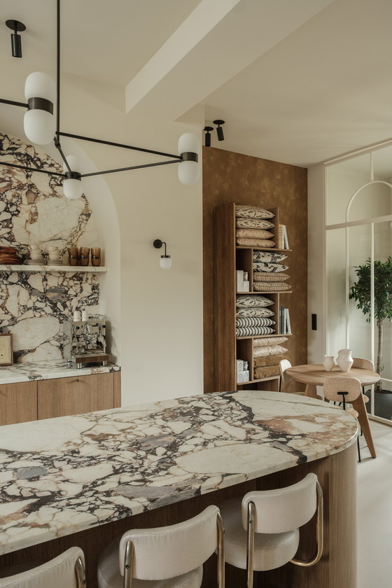 Image 1 of Contiene lámpara de araña bucólica de 10 bronce