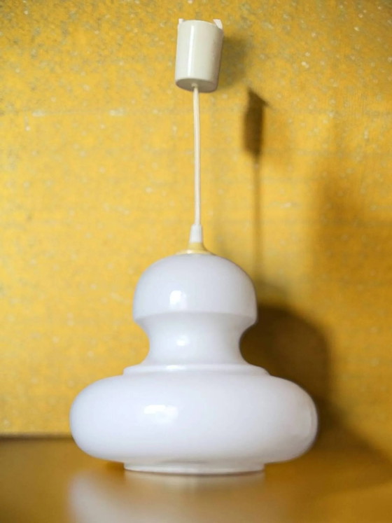 Pendelleuchte aus Opalglas 1970er Jahre – Pendelleuchten (photo 2 of 8)