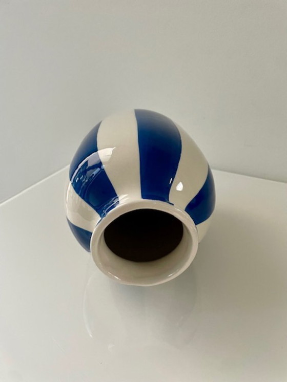 Image 1 of Keramieken vaas met handgeschilderde blauwe strepen