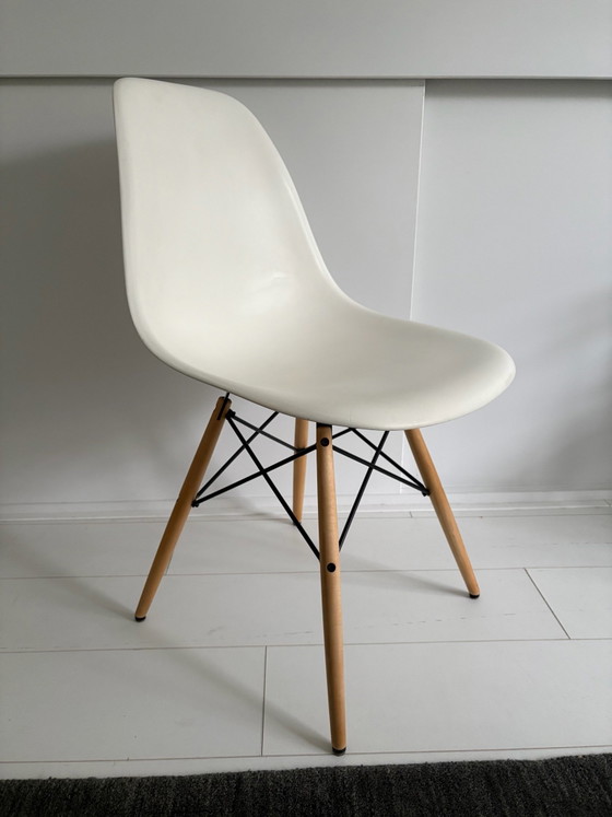Silla Eames Plastic original de Vitra – Sillas de comedor, Metal, Plástico (photo 2 of 5)