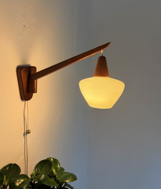 Vintage-Wandlampe aus Teakholz und Opalglas, Dänemark, 60er Jahre