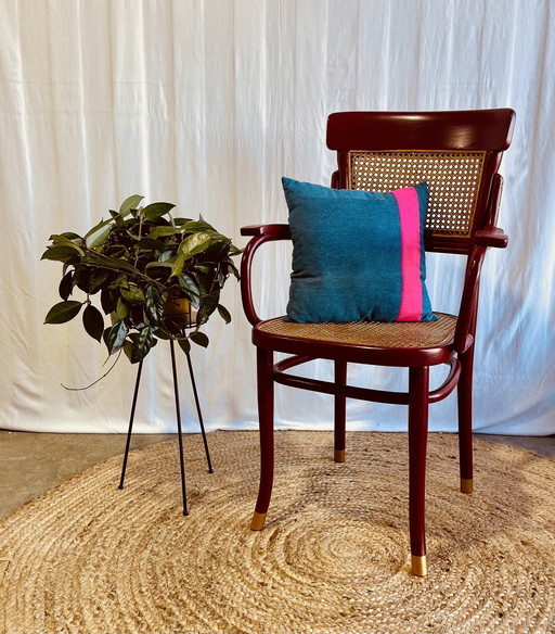 Vintage design stoel – rood & rotan – gerestyld door Ontwerpstudio Anna
