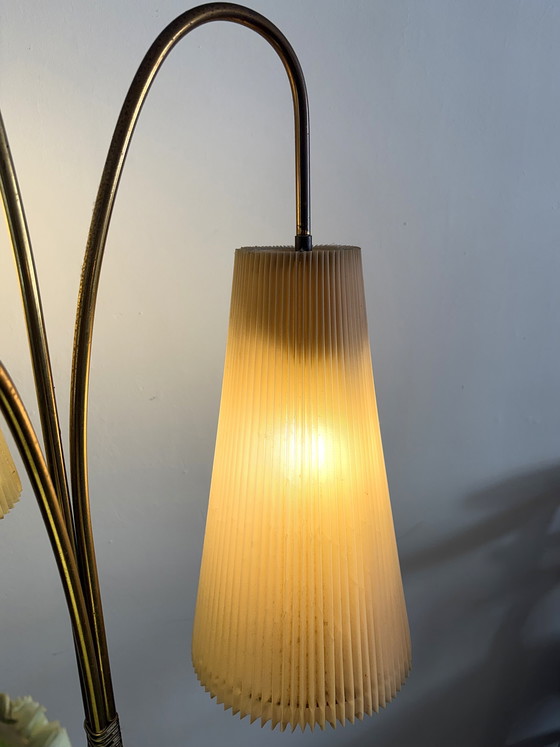 Image 1 of Stehlampe aus den 1950er Jahren, Messing, mit 3 pastellfarbenen Plissee-Schirmen