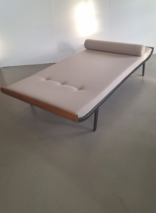 Sofá cama Cleopatra restaurado de mediados de siglo