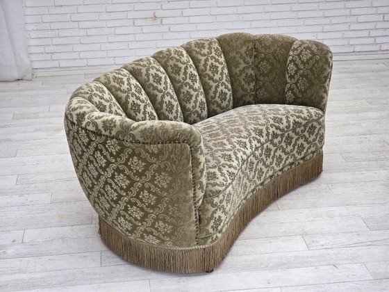 Image 1 of Sofá curvo danés de 2 plazas de los años 60, tapizado en terciopelo verde claro.