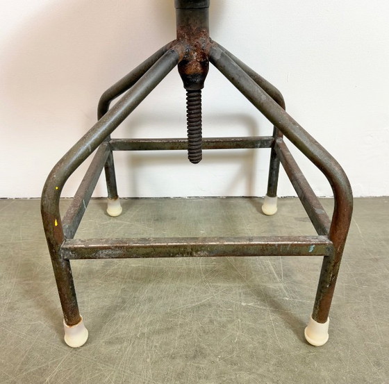 Image 1 of Tabouret pivotant industriel en fer, hauteur réglable, années 1960