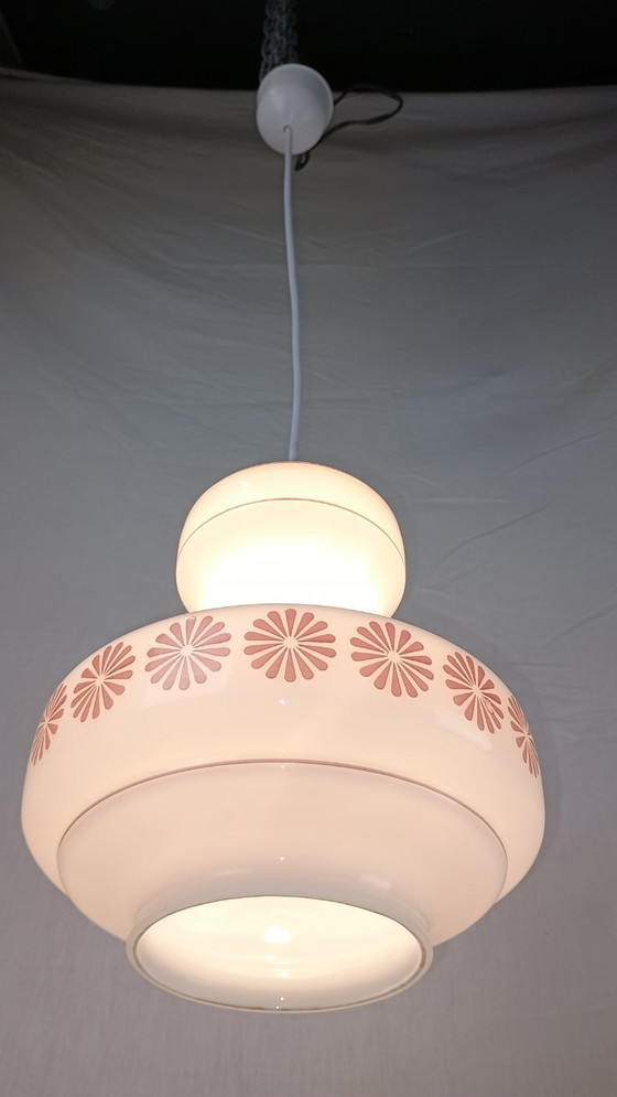 Image 1 of Lampada a sospensione vintage di metà secolo Lunel in vetro bianco crema con fiore rosa