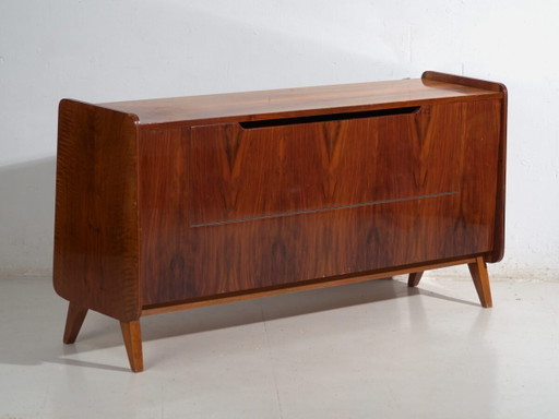 Credenza con vetrina Mid-Century impiallacciata in noce con gambe affusolate – Cecoslovacchia, circa 1960 (photo 2 of 39)