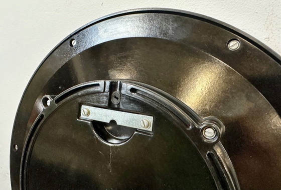 Image 1 of Industriële bakelieten fabriekswandklok van Pragotron, jaren 70