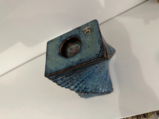 Kerzenhalter aus glasierter Keramik - Skulpturale Drehung blau