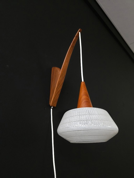 Vintage houten wandlampje met glazen kapje, hengel-model, mcm houten wandlamp met deels gematteerd, deels gesuikerd glazen lampe
