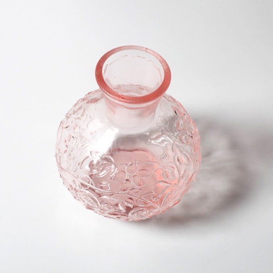 Image 1 of Vintage kleine roze vaas van geperst glas met bloemenpatroon / Italië / jaren 1960