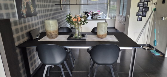 Montel Table with 4 Eames Bucket Chairs – Dining set, Metal (photo 2 of 15)