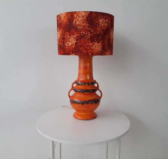 Image 1 of Grote vintage oranje keramieken tafellamp, vintage/retro fat lava lampenvoet met nieuwe handgemaakte lampenkap van originele vin