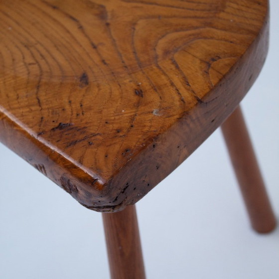 Image 1 of Set aus zwei handgeschnitzten Holzhockern mit geformten Sitzflächen