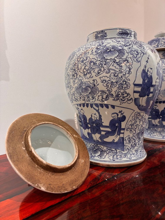 Een paar Chinese porseleinen vazen ​​met deksel in verschillende blauwtinten, met een apocrief Chenghua (photo 8 of 11)
