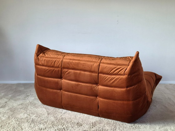 Image 1 of Ambrer fluwelen tweezitsbank Togo van Michel Ducaroy voor Ligne Roset