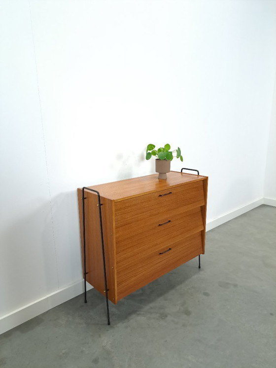 Image 1 of Scarpiera di design in teak Ilse con gambe in metallo nero