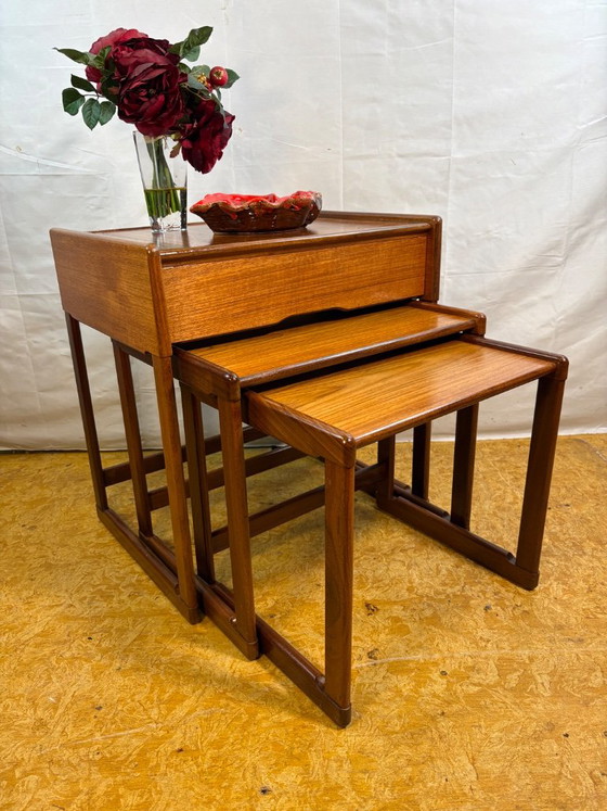 Tavolini impilabili vintage G Plan in teak | Anni '60 | Raro dettaglio del cassetto | Design britannico di (photo 9 of 9)