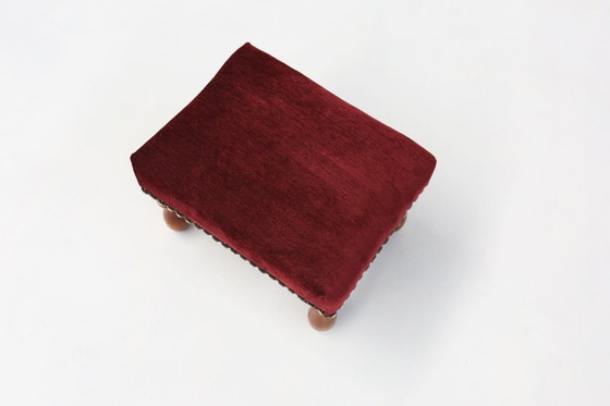 Image 1 of Vintage Art Deco Kruk in rood fluweel met houten poten, jaren 1930