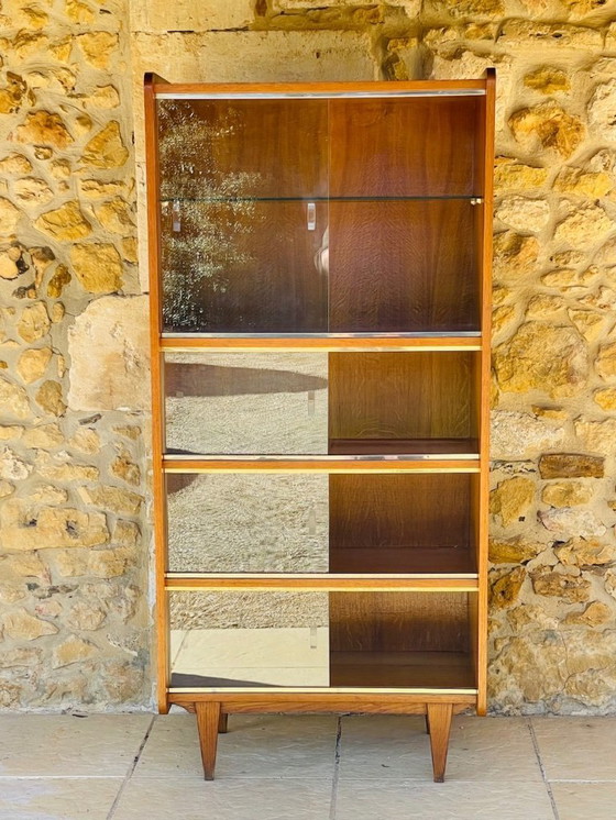 Image 1 of Librería de roble de mediados de siglo, con puertas correderas de cristal, década de 1960