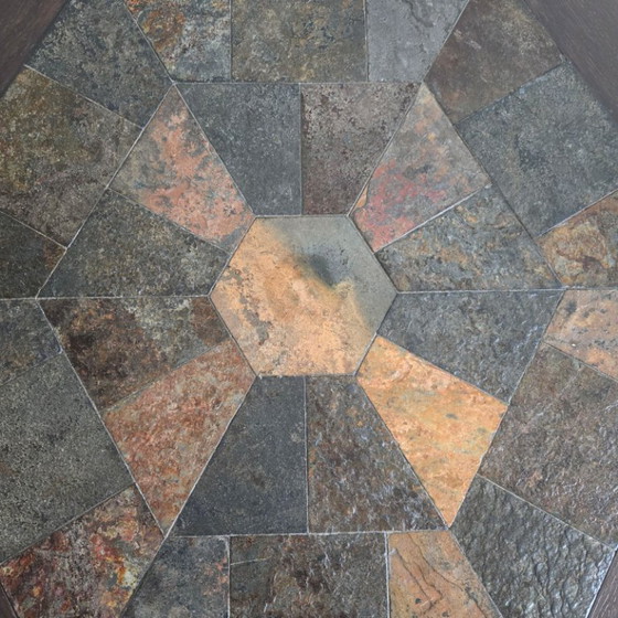 Image 1 of Vintage brutalistische salontafel uit de jaren 70, met 6 massief eikenhouten en stenen poten.