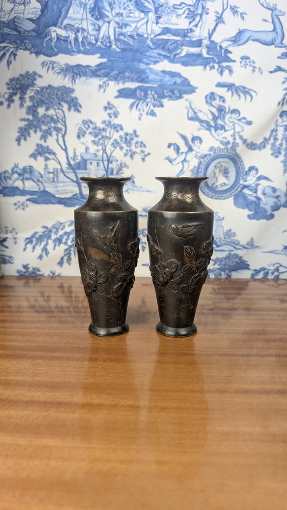 Image 1 of Coppia di vasi giapponesi in bronzo con uccelli in bassorilievo Periodo Meiji (1868-1912)