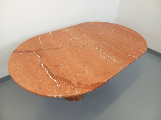 Image 1 of Vintage ovale eettafel van roze marmer uit de jaren 70/80.