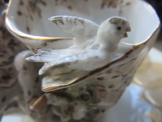 Image 1 of Jarrón antiguo con forma de concha, decorado con un elfo/bufón/niño y un pájaro - Volkstedt