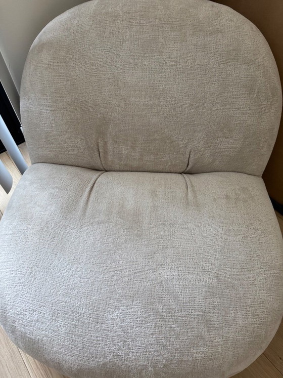 Gubi Pacha Fauteuil in Luxe Chenille Stof – Textile (photo 5 of 8)