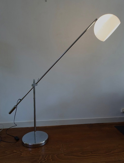 Lámpara de pie con contrapeso Kare Space Age.