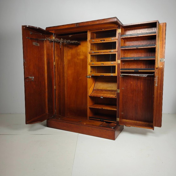 Kompakter Herrenkleiderschrank im englischen Art-Deco-Stil aus hellem Wurzelnussholz – Kleiderschränke, Wood (photo 7 of 17)