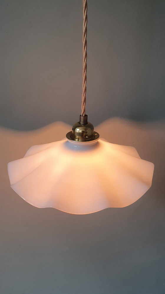 Vintage French Opaline pendant lamp with corrugated shade – Metal (photo 4 of 20)