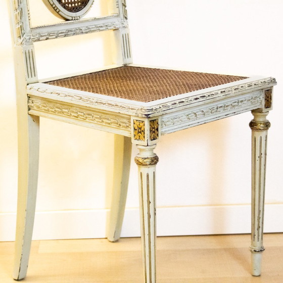 Image 1 of Lodewijk XV-stijl stoel met gebroken wit en gouden details, jaren 1930
