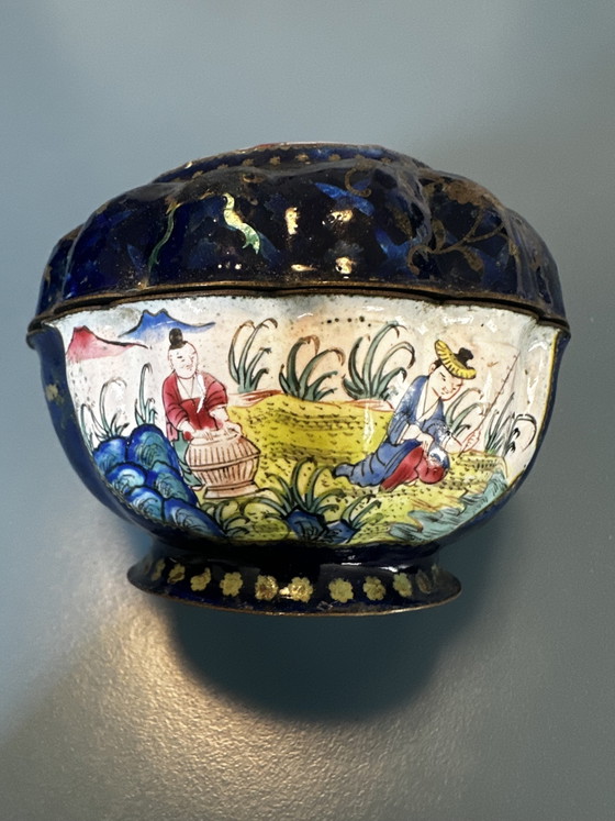 Scatola in Rame Smaltato di Canton con Decorazione a Figure – Cina – Fine XVIII Secolo (photo 7 of 13)