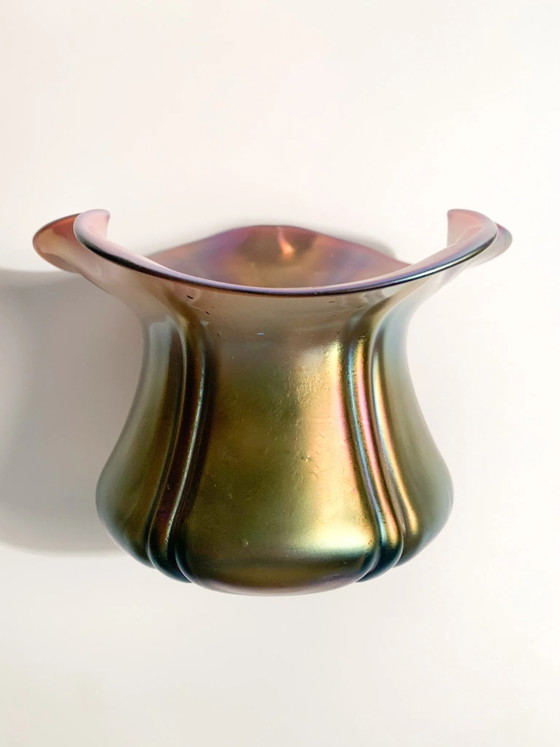 Vaso in vetro iridescente Loetz con apertura a forma di fiore, anni '40 – Vasi (photo 9 of 9)