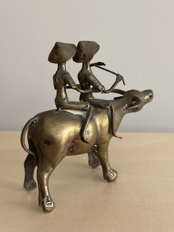 Image 1 of Figura antigua de latón: dos figuras sobre un búfalo de agua