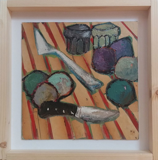- Fruits, cuillère, verres et couteau à rayures rouges