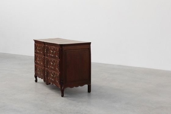 Image 1 of Commode en chêne du XVIIIe siècle de style Louis XV, faite à la main