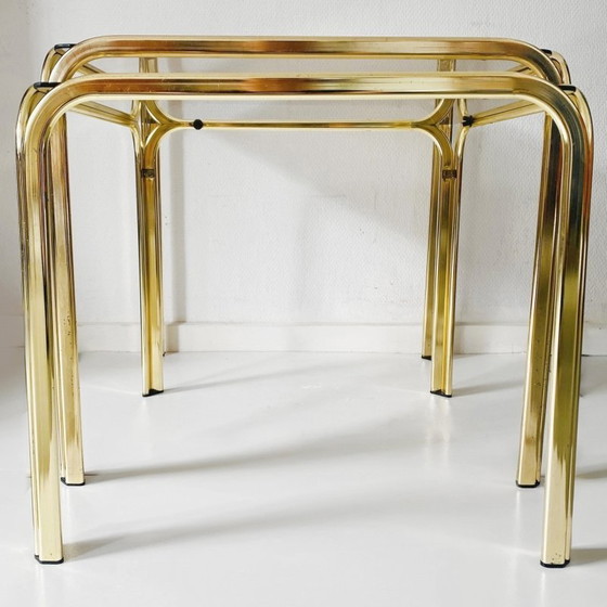 Image 1 of Ensemble de tables d'appoint vintage en laiton verre fumé Hollywood Regency