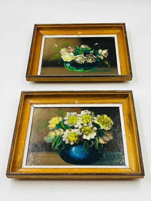 Paire de petites huiles florales vintage encadrées