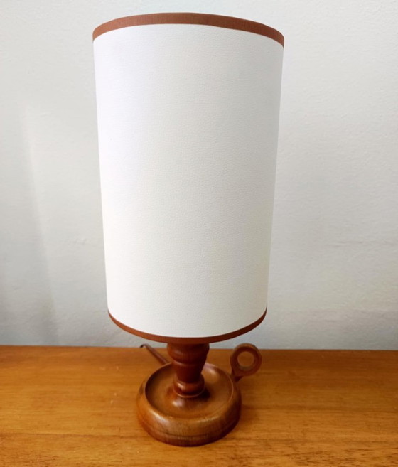 Image 1 of Vintage houten lamp met witte imitatieleren kap