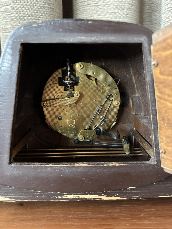 Hermle Mantelklok - Tischuhr im Mid-Century-Design der 1950er Jahre – Uhren, Wood, Brass (photo 5 of 6)